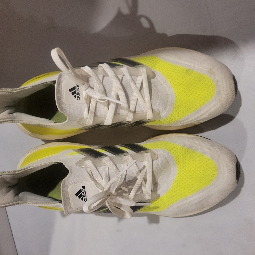 Size 13 Adidas Ultra Boost 22 Mens - Picture 2 of 5